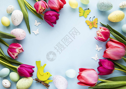 春郁金香花复活节鸡蛋和贴面蓝底的礼品盒请向复活节致谢顶层景色图片