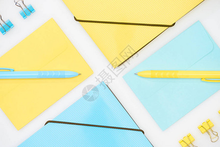 蓝色和黄色文件夹信封纸剪片和笔图片