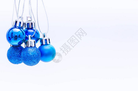 白色背景的蓝圣诞树舞会BlueChristmaTrea图片