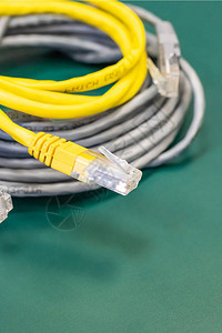 带RJ45连接器的兰电缆两条卷圈线图片