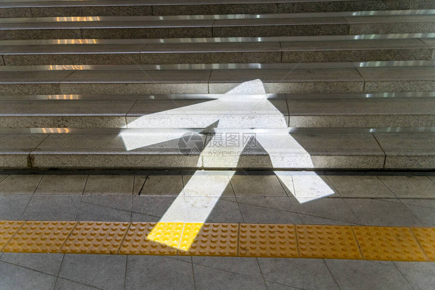 指示方向的箭头标志通过LED灯投射到楼梯上图片