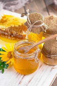 蜂蜜在一个罐子中的蜂蜜有图片