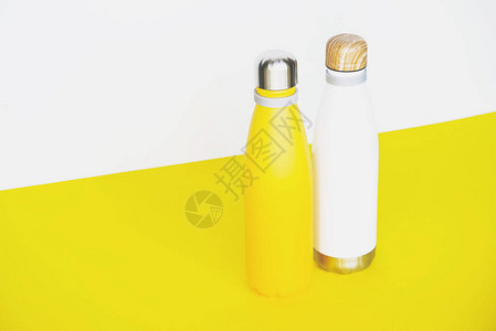 现代可再利用的生态友好型不锈钢热瓶装在黄色背景上复制空间零废物图片