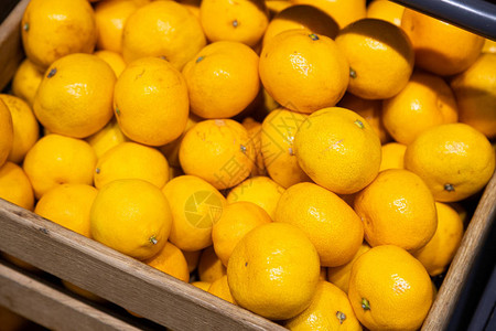 柜台收近新鲜和成熟的黄柠檬照片图片