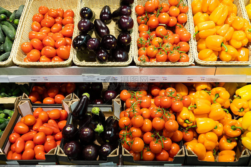 配有螺旋篮的市场柜台和装有新鲜西红柿南瓜橙黄橘和黄胡椒图片