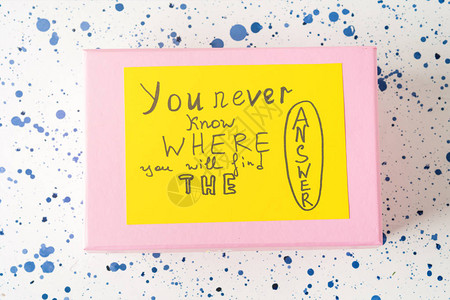 黄色背景上带有概念励志报价卡的粉色盒子你永远不知道你会在哪里找到答背景图片