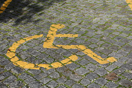 为残疾人预留的黄色停车位标志图片