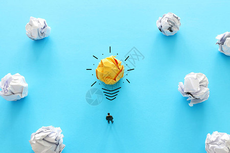 教育概念形象创意思想和创新蓝背景的光灯泡比喻图片