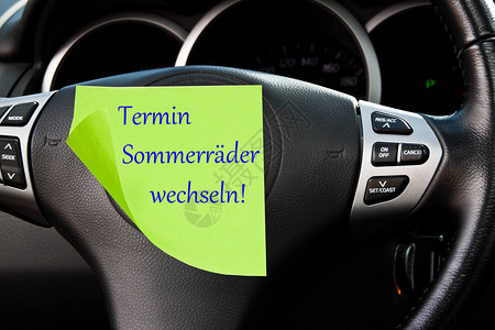 德国夏季轮换车身贴标签的汽背景图片