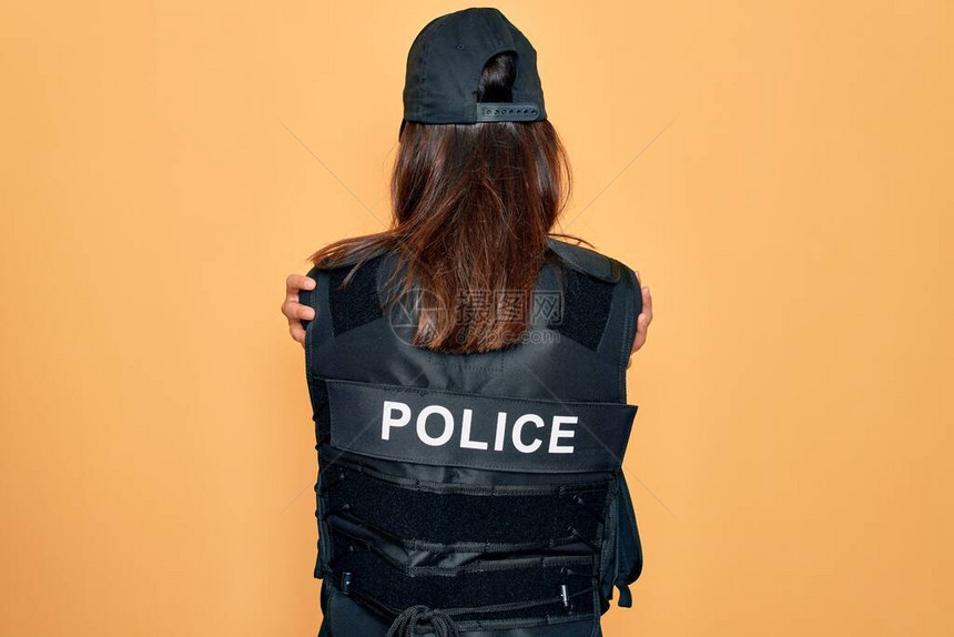 年轻漂亮的黑发女警身穿警服防弹帽图片