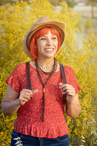 穿着红衬衫和背包的迷人女在鲜花多丽的农背景图片