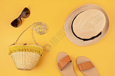 平躺着女人的夏季配饰太阳帽太阳镜人字拖和包夏季旅行假期热保护概念复制图片