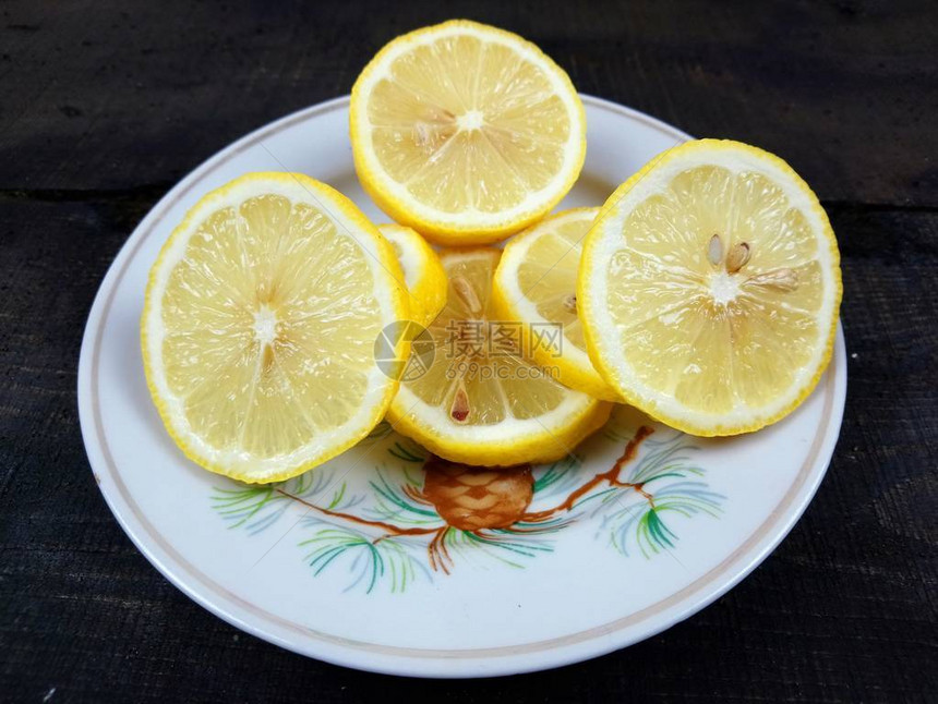 盘子上一块切片的柠檬片图片