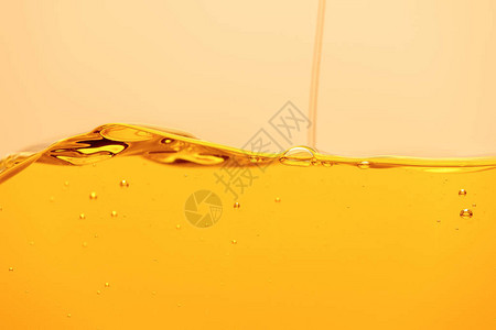 黄光液体喷涌黄色的气泡图片