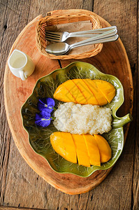 新鲜成熟的芒果和加椰子牛奶泰国图片