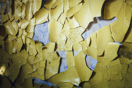 黄漆墙上破碎油漆废弃建图片