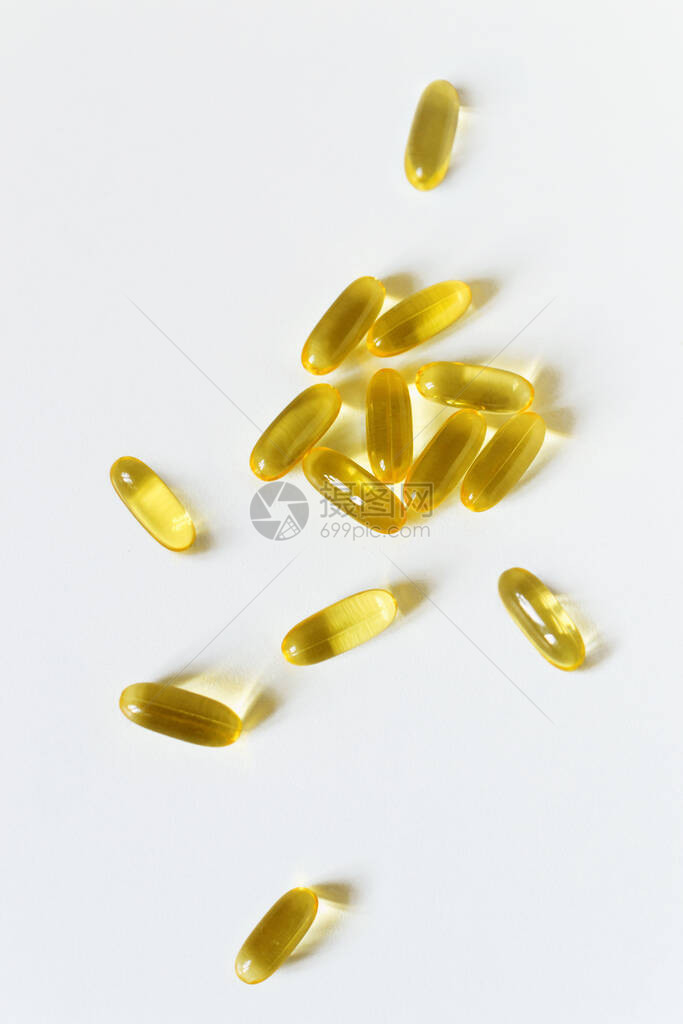 白底生物活添加剂选择聚焦的含鱼油板的黄凝胶图片