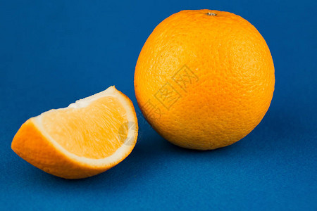 蓝底的美味橙子图片