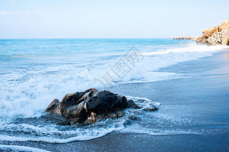 美丽的沙滩和柔软的蓝色海浪和白色的泡沫图片