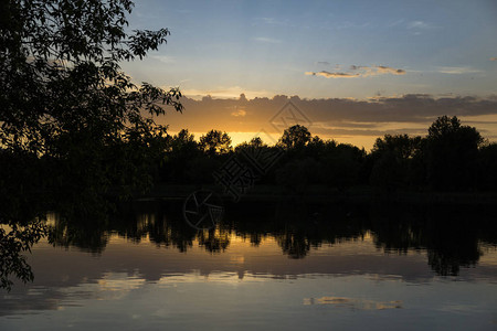 夏天晚上湖岸有令人难以置信的多色日落背景图片