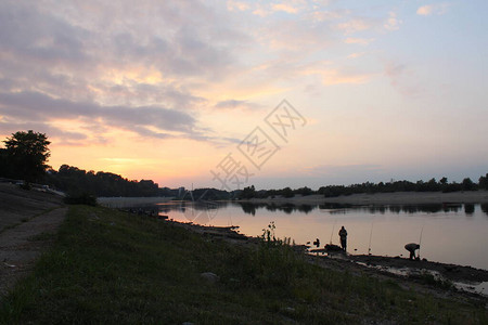 河边的粉色的风景日落渔图片