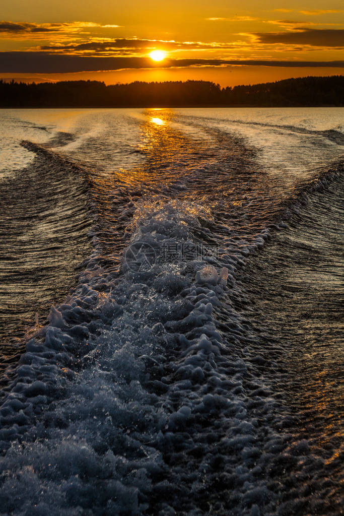沙滩上的金色夕阳图片