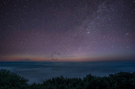 星系和银河在大海前的天空中图片