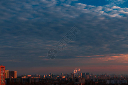 美丽的天空日落时分城市上空乌云密布图片
