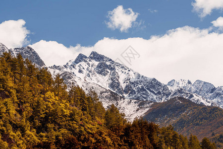 木格措四川雪山和秋背景