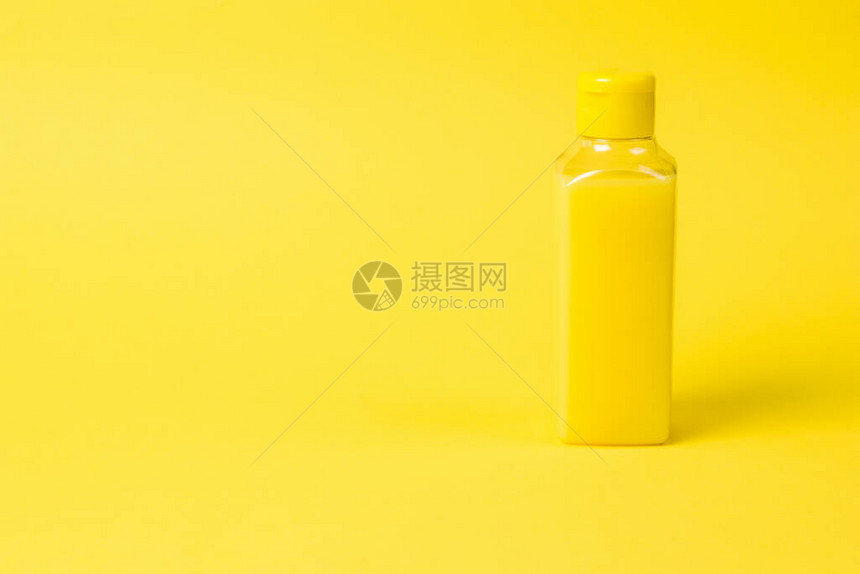 黄色液体的塑料瓶图片
