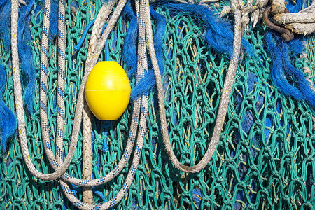 用不同的绳索查看蓝色和绿松石渔网的细节黄色浮标形成了很图片