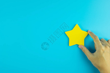 客户在蓝色背景上持有一颗星黄色纸条客户评论反馈评级排图片