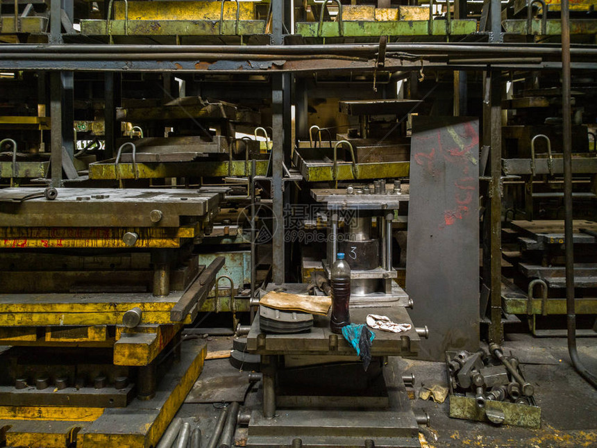 金属加工厂里装有大邮票架的乱七图片