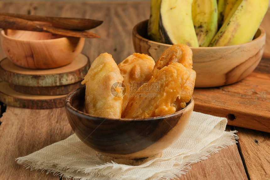 Pisanggoreng在木桌上供应是东南亚流行的街头食品图片