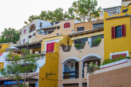 各种彩色地中海豪华度假旅馆有大道背景图片