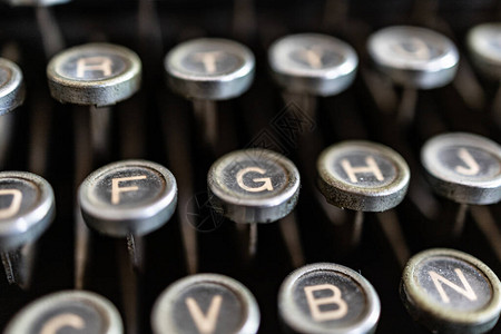 选择聚焦上世纪黑色老式打字机的按键专注于F和G字背景图片