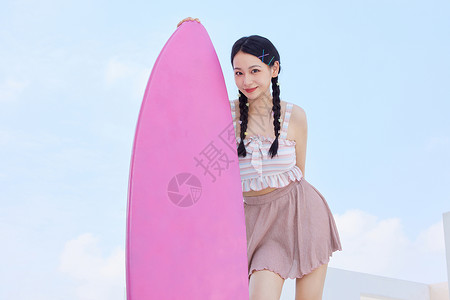 抱着冲浪板的美女背景图片
