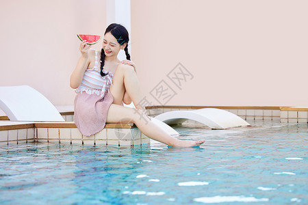 在夏日泳池边玩水的美女图片