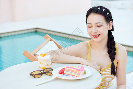 美女在吃蛋糕美女在泳池边享受美食背景