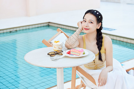 夏日清凉游泳池夏日清凉美女在泳池边享受美食背景