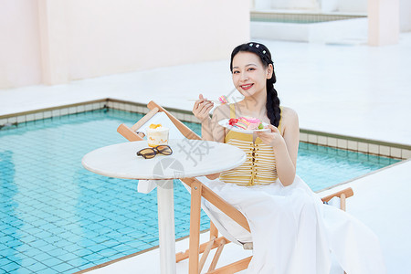 夏日美女在泳池边享受美食青春高清图片素材