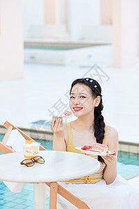 美女在吃蛋糕在泳池边享受美食的美女背景