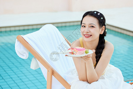 夏日美女在泳池边享受美食女性高清图片素材