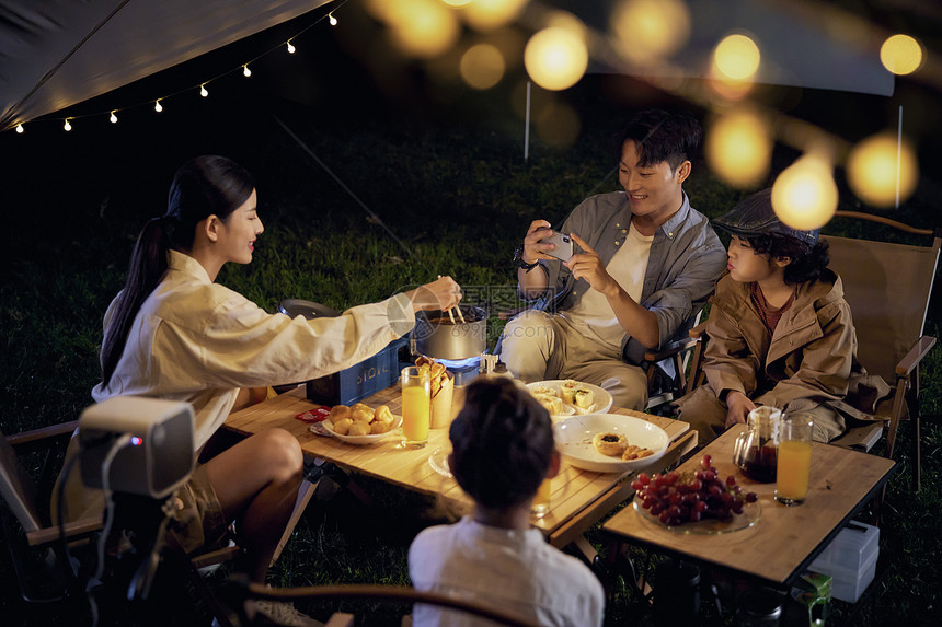 幸福的家庭夜晚户外露营生活图片