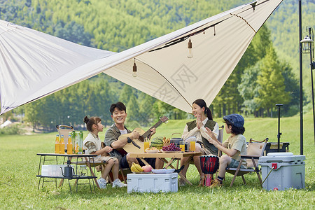夏日一家人户外幸福露营生活天幕高清图片素材