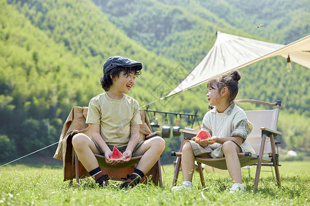 小朋友户外露营吃西瓜夏日高清图片素材