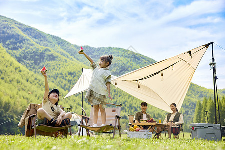 开心童年夏日一家人户外露营背景