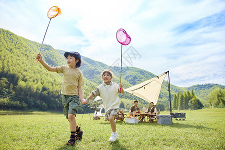 一家人户外活动快乐的孩子们户外露营背景
