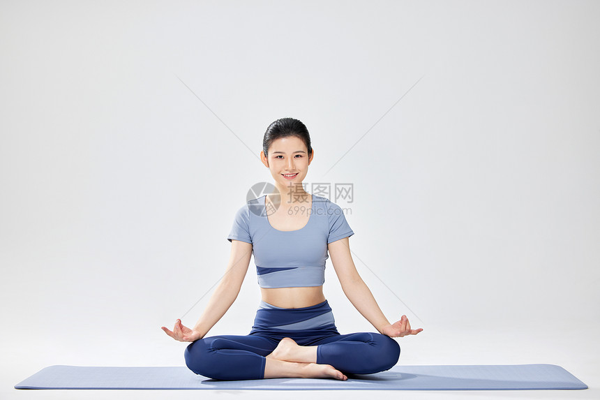 年轻女性瑜伽运动图片