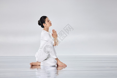 女性禅意瑜伽水面锻炼图片